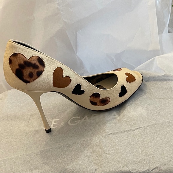 New With Box! Dolce & Gabbana Cream Heart Print Peep-Toe Heels Leopard Sole 39 - Picture 5 of 16